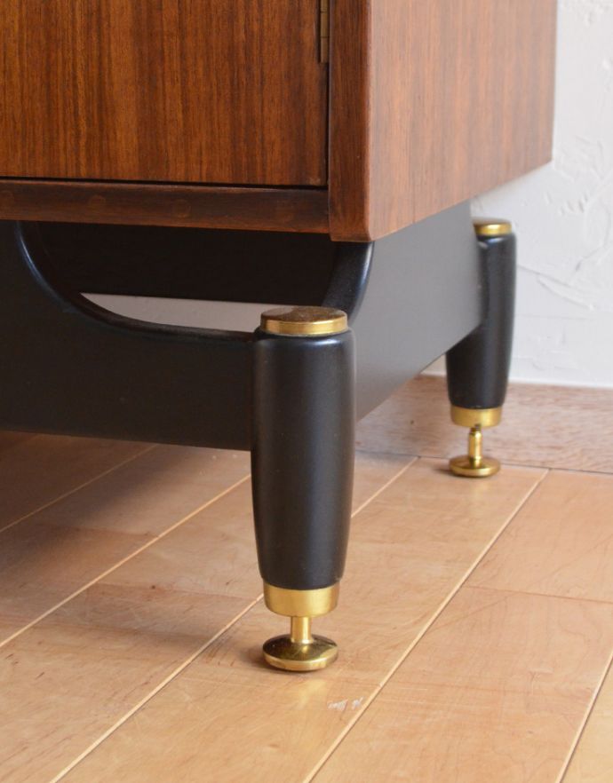 G-PLAN(Gプラン)　アンティーク家具　トラー＆ブラックのヴィンテージ家具、G-ＰＬＡＮのキャビネット（スモールローブ）。きちんと支えます。(k-1440-f)