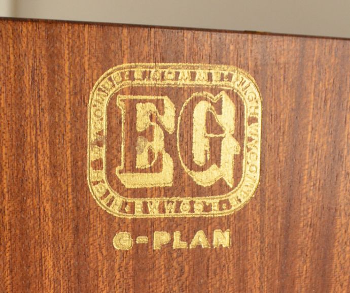 G-PLAN(Gプラン)　アンティーク家具　トラー＆ブラックのヴィンテージ家具、G-ＰＬＡＮのキャビネット（スモールローブ）。「G-PLAN」のロゴが付いています。(k-1440-f)