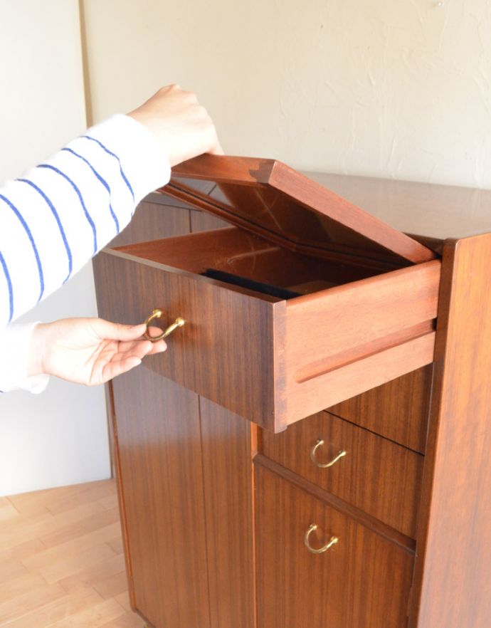 G-PLAN(Gプラン)　アンティーク家具　トラー＆ブラックのヴィンテージ家具、G-ＰＬＡＮのキャビネット（スモールローブ）。上段はこのように開きます。(k-1440-f)