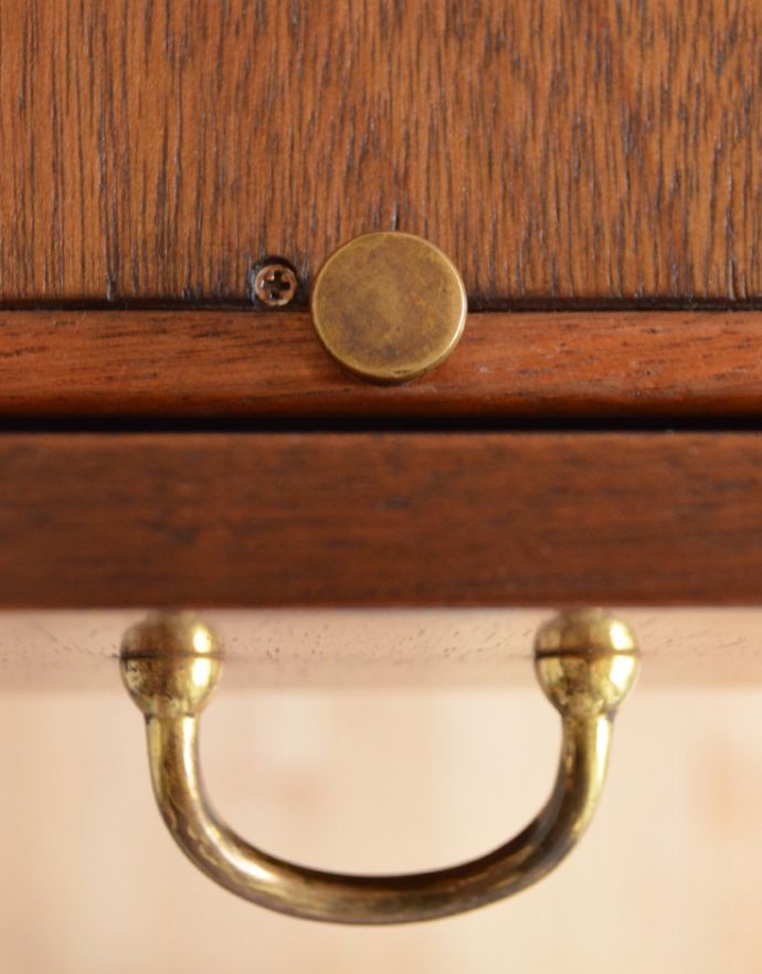 G-PLAN(Gプラン)　アンティーク家具　トラー＆ブラックのヴィンテージ家具、G-ＰＬＡＮのキャビネット（スモールローブ）。この小さな取っ手を持ち上げるとミラーが出てきます。(k-1440-f)