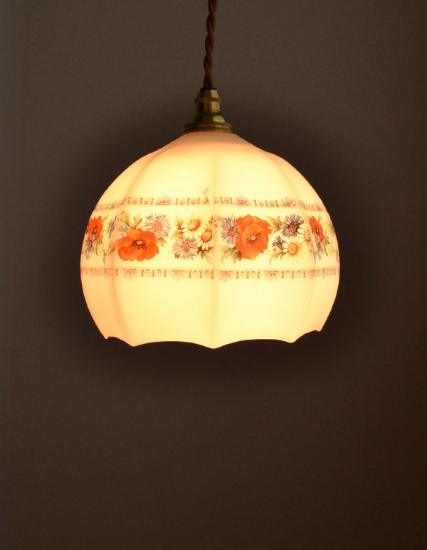 ペンダントライト 照明・ライティング お花がたっぷりデザインされたとっても美しいアンティークペンダントライト(ミルクガラス)。ふわんと膨らんだ優しいシルエットのランプは、1つでも存在感たっぷりです。(k-1440-z)