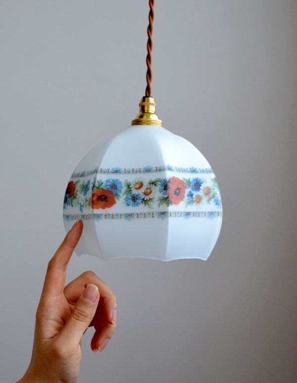 ペンダントライト 照明・ライティング お花がたっぷりデザインされたとっても美しいアンティークペンダントライト(ミルクガラス)。可愛いお花模様でお部屋も優しい空気に包まれます。(k-1440-z)