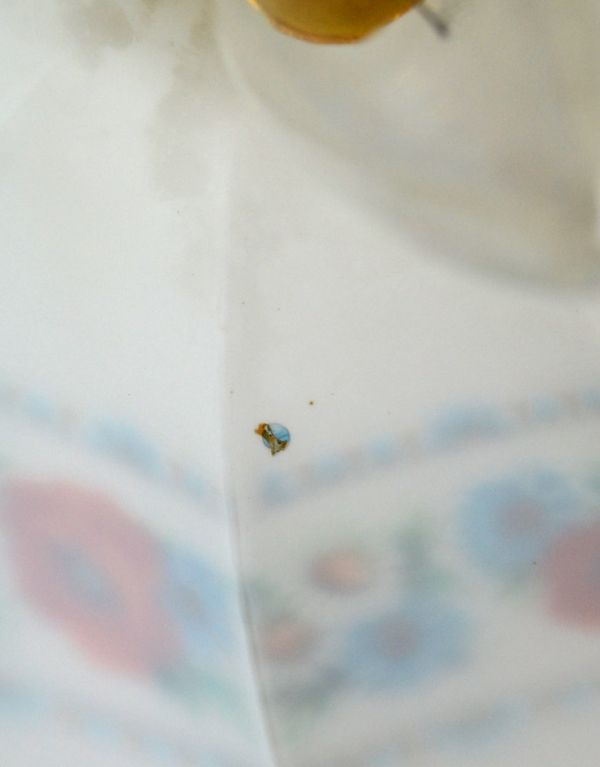 ペンダントライト 照明・ライティング お花がたっぷりデザインされたとっても美しいアンティークペンダントライト(ミルクガラス)。シェードは、アンティークのため、誤差があったり、気泡やキズ、汚れが入っている場合もあります。(k-1440-z)