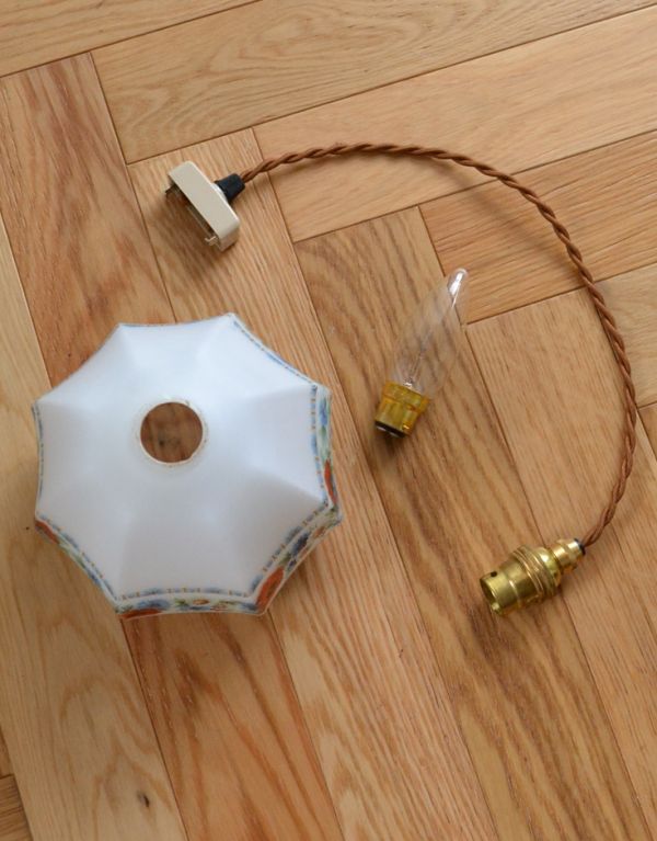 ペンダントライト 照明・ライティング お花がたっぷりデザインされたとっても美しいアンティークペンダントライト(ミルクガラス)。ガラスシェード、コード、電球1個をセットでお届けするので、届いてすぐに取り付けられます。(k-1440-z)