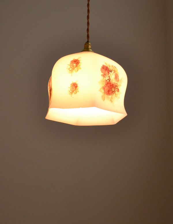 ペンダントライト 照明・ライティング エレガントなアンティークローズの、アンティークペンダントライト。ふわんと膨らんだ優しいシルエットのランプは、1つでも存在感たっぷりです。(k-1441-z)