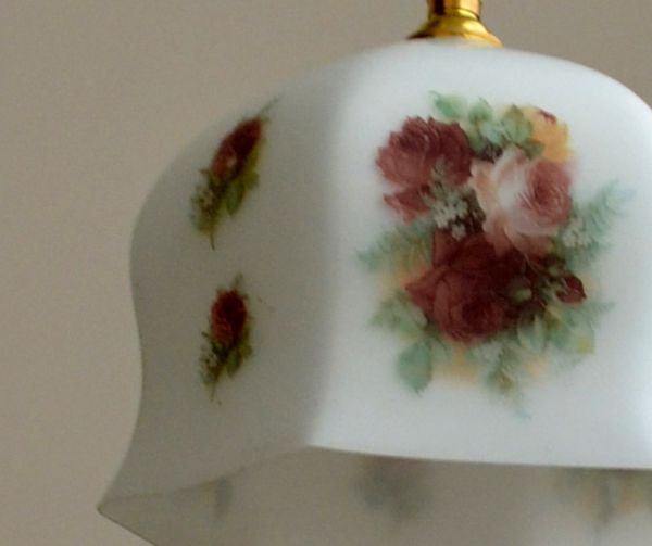 ペンダントライト 照明・ライティング エレガントなアンティークローズの、アンティークペンダントライト。シェードは、アンティークのため、誤差があったり、キズ、汚れが入っている場合もあります。(k-1441-z)