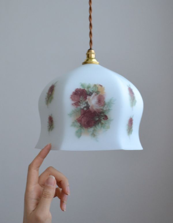 ペンダントライト 照明・ライティング エレガントなアンティークローズの、アンティークペンダントライト。アンティークのミルクガラスは、光を通すとなんとも言えないステキな雰囲気でお部屋を照らしてくれます。(k-1441-z)