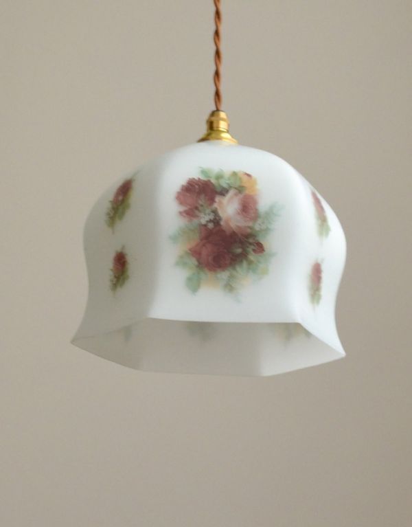 ペンダントライト 照明・ライティング エレガントなアンティークローズの、アンティークペンダントライト。【 シェードのサイズ 】幅19.5×奥行17×高さ15.5cmコードは50、80cm以外にも、ご希望の長さで加工してお届けします。(k-1441-z)