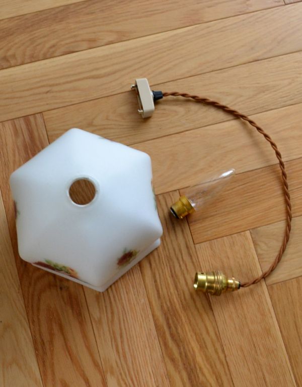 ペンダントライト 照明・ライティング エレガントなアンティークローズの、アンティークペンダントライト。ガラスシェード、コード、電球1個をセットでお届けするので、届いてすぐに取り付けられます。(k-1441-z)