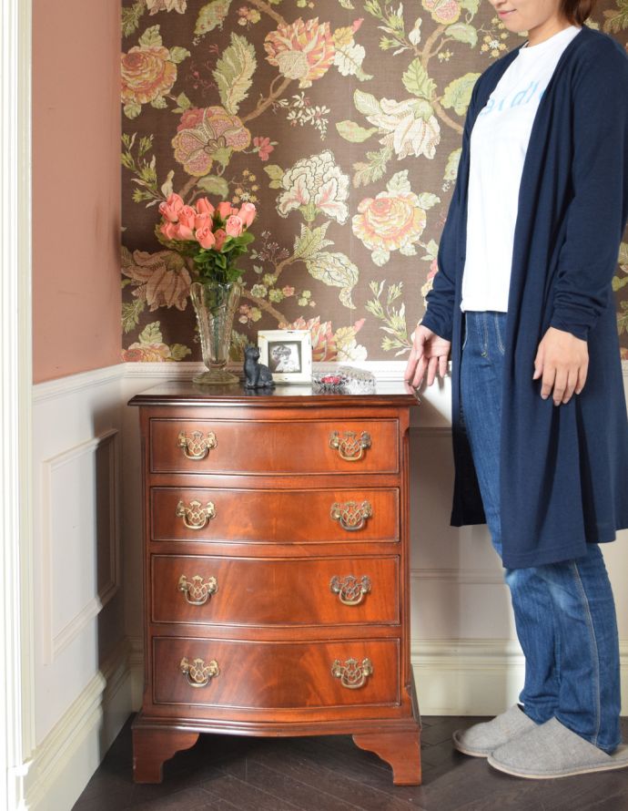 アンティークのチェスト　アンティーク家具　高級感のあるアンティーク家具、英国の小さなチェストオブドロワーズ(ベッドサイドチェスト)。高級感があって女性らしい優しいシルエット。(k-1442-f)