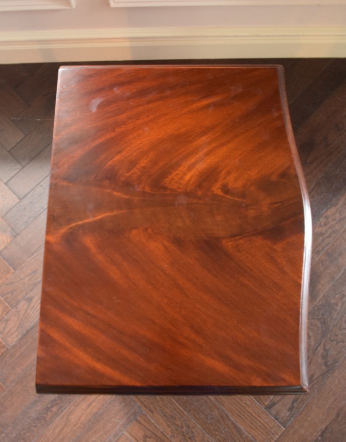 アンティークのチェスト　アンティーク家具　高級感のあるアンティーク家具、英国の小さなチェストオブドロワーズ(ベッドサイドチェスト)。天板も木目がキレイです。(k-1442-f)