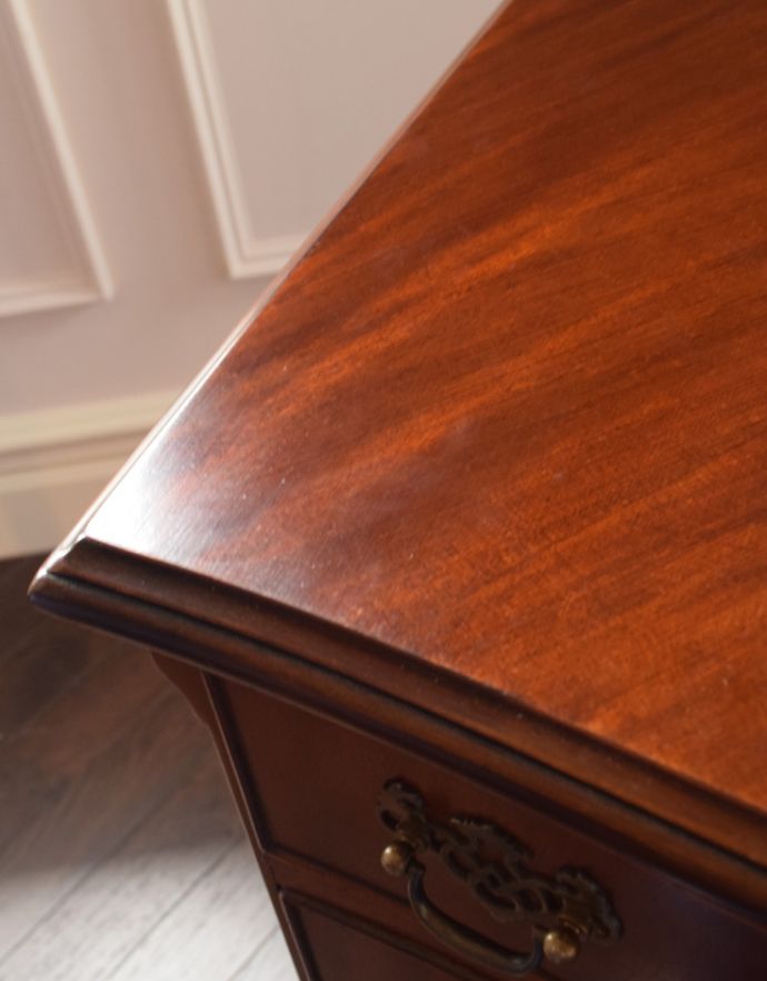 アンティークのチェスト　アンティーク家具　高級感のあるアンティーク家具、英国の小さなチェストオブドロワーズ(ベッドサイドチェスト)。さり気なく入った装飾。(k-1442-f)