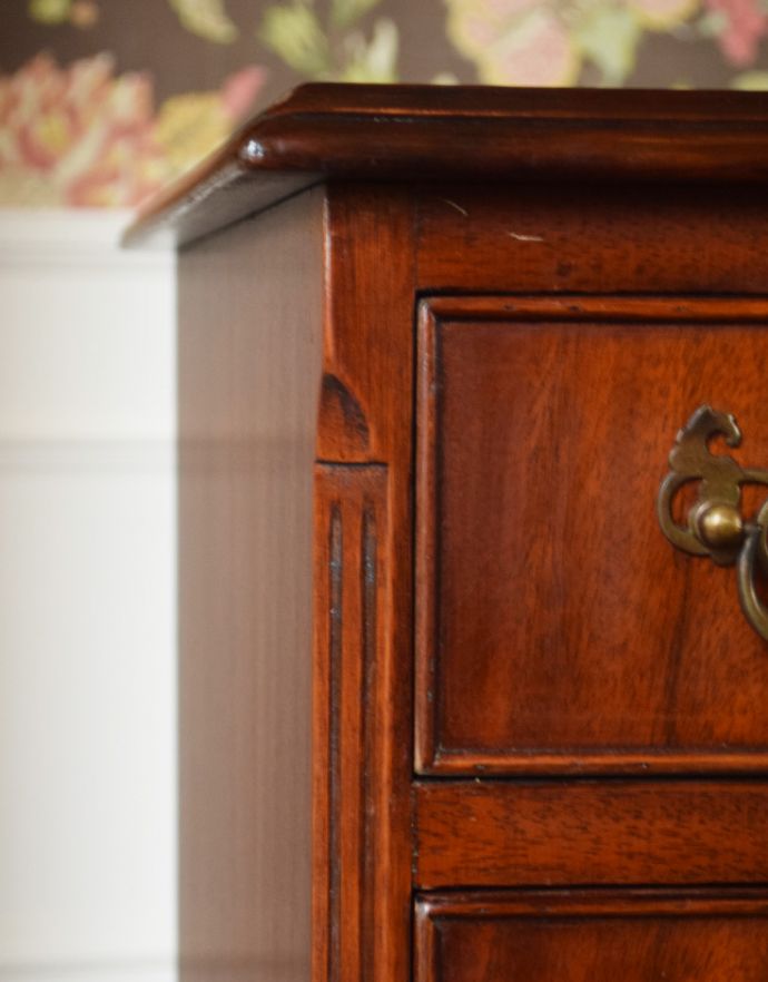 アンティークのチェスト　アンティーク家具　高級感のあるアンティーク家具、英国の小さなチェストオブドロワーズ(ベッドサイドチェスト)。サイドにも彫があります。(k-1442-f)