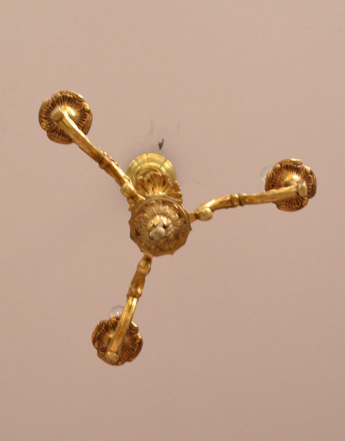 シャンデリア　照明・ライティング　フランスのアンティーク照明（3灯）、高級感溢れる真鍮製シャンデリア（Ｅ17シャンデリア球付）。下から眺めても、華やかで重厚な装飾が魅力です。(k-1442-z)