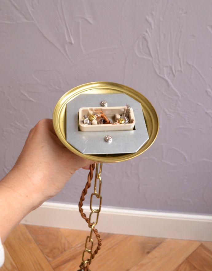 シャンデリア　照明・ライティング　フランスのアンティーク照明（3灯）、高級感溢れる真鍮製シャンデリア（Ｅ17シャンデリア球付）。引っ掛けシーリングのタイプに加工してお届けしますので、リビングやダイニングテーブルの上などお好きな場所に簡単に取り付けてみてください。(k-1442-z)