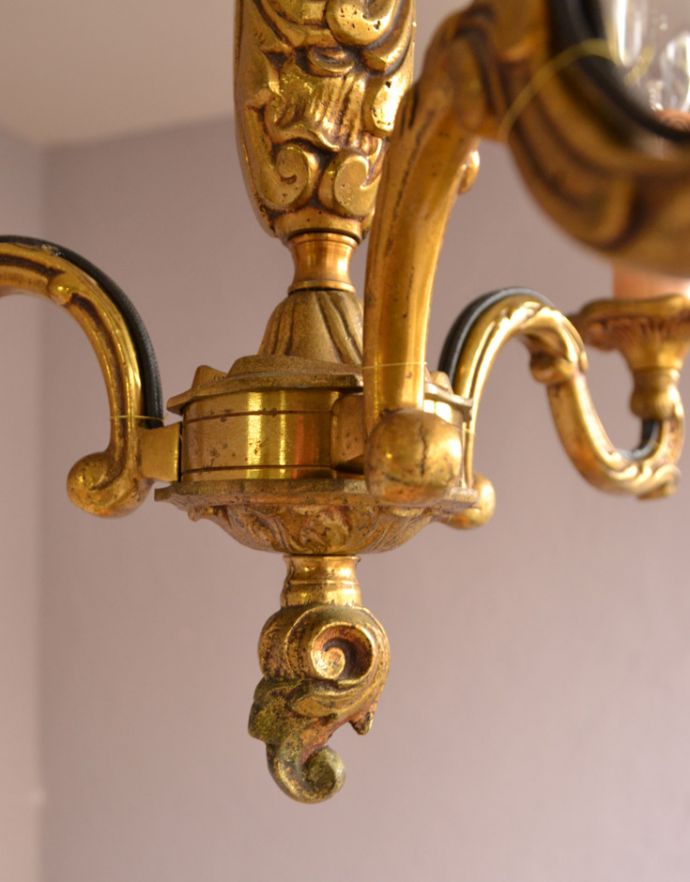シャンデリア　照明・ライティング　フランスのアンティーク照明（3灯）、高級感溢れる真鍮製シャンデリア（Ｅ17シャンデリア球付）。職人の技巧が感じられる、繊細な装飾です。(k-1442-z)