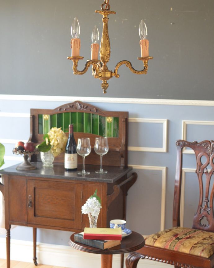 シャンデリア　照明・ライティング　フランスのアンティーク照明（3灯）、高級感溢れる真鍮製シャンデリア（Ｅ17シャンデリア球付）。時と共に変化した真鍮の落ち着いた風合いと、どこから見ても美しいデザインはリビングダイニングの主役です。(k-1442-z)