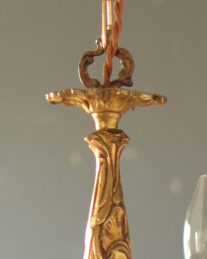 シャンデリア　照明・ライティング　フランスのアンティーク照明（3灯）、高級感溢れる真鍮製シャンデリア（Ｅ17シャンデリア球付）。落ち着いた真鍮素材に合わせて、ブラウンカラーの上品なコードで仕上げてあります。(k-1442-z)