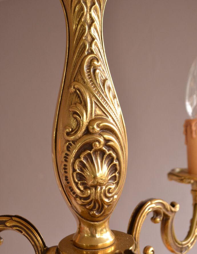 シャンデリア 照明・ライティング 高級感溢れる真鍮製シャンデリア、フランスのアンティーク照明(3灯)。隅々までこだわったデザインなのでどこから見ても楽しめます。(k-1446-z)