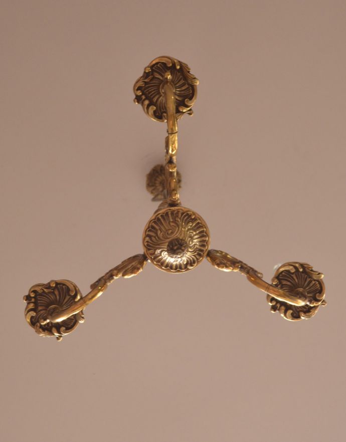 シャンデリア 照明・ライティング 高級感溢れる真鍮製シャンデリア、フランスのアンティーク照明(3灯)。下から眺めても、華やかで重厚な装飾が魅力です。(k-1446-z)