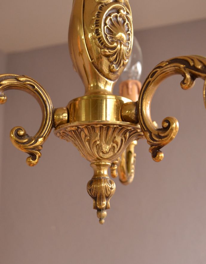 シャンデリア 照明・ライティング 高級感溢れる真鍮製シャンデリア、フランスのアンティーク照明(3灯)。職人の技巧が感じられる、繊細な装飾です。(k-1446-z)