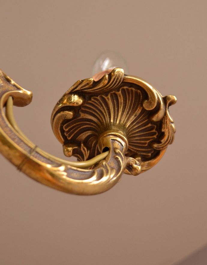 シャンデリア 照明・ライティング 高級感溢れる真鍮製シャンデリア、フランスのアンティーク照明(3灯)。植物をモチーフにした優美な曲線に、うっとりしてしまいます。(k-1446-z)