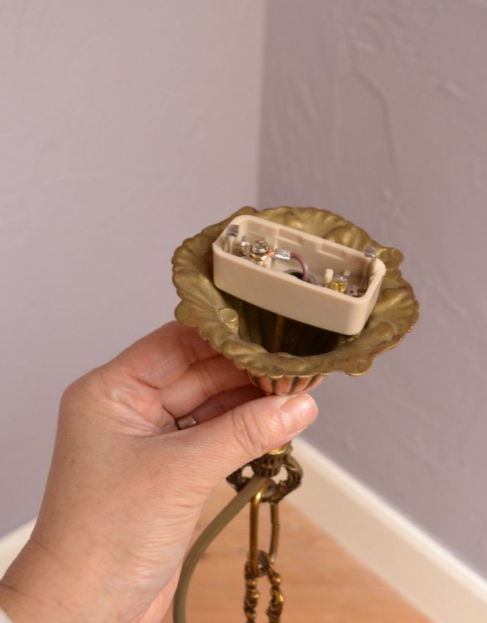 シャンデリア 照明・ライティング 高級感溢れる真鍮製シャンデリア、フランスのアンティーク照明(3灯)。引っ掛けシーリングのタイプに加工してお届けしますので、リビングやダイニングテーブルの上などお好きな場所に簡単に取り付けてみてください。(k-1446-z)