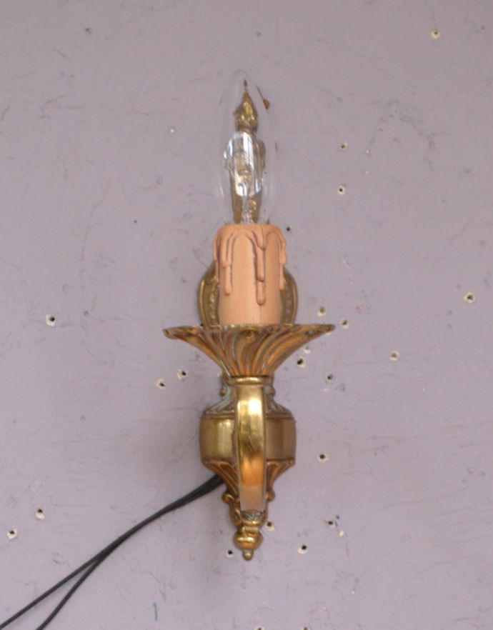 壁付けブラケット　照明・ライティング　イギリスアンティーク壁付け照明、真鍮製1灯タイプのウォールブラケット（Ｅ17シャンデリア球付）。壁を照らすとロマンチックな空間の完成です。(k-1448-z)