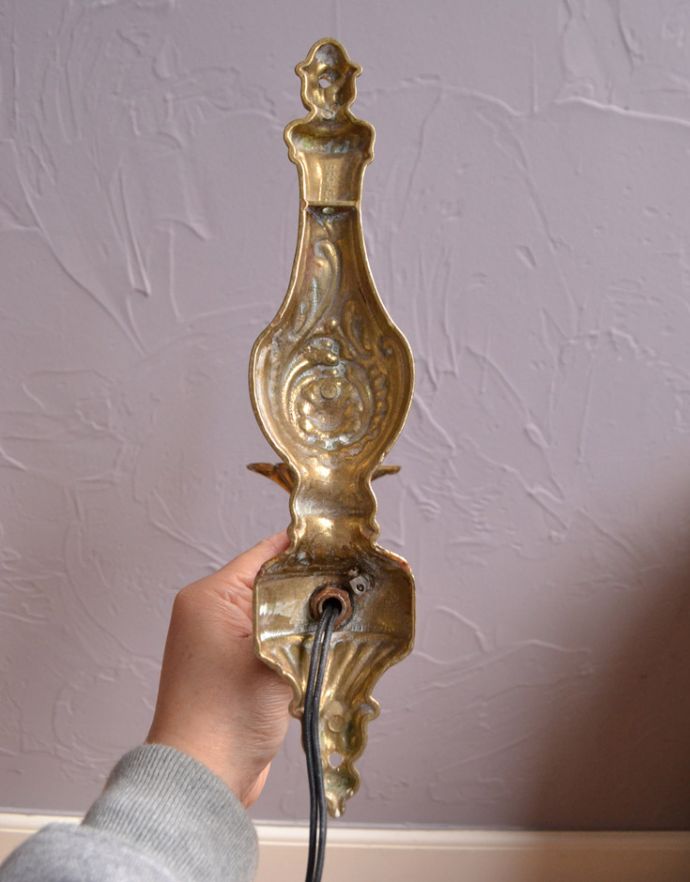 壁付けブラケット　照明・ライティング　イギリスアンティーク壁付け照明、真鍮製1灯タイプのウォールブラケット（Ｅ17シャンデリア球付）。壁の中に配線をする場合は、電気屋さんによる取り付け工事が必要です。(k-1448-z)