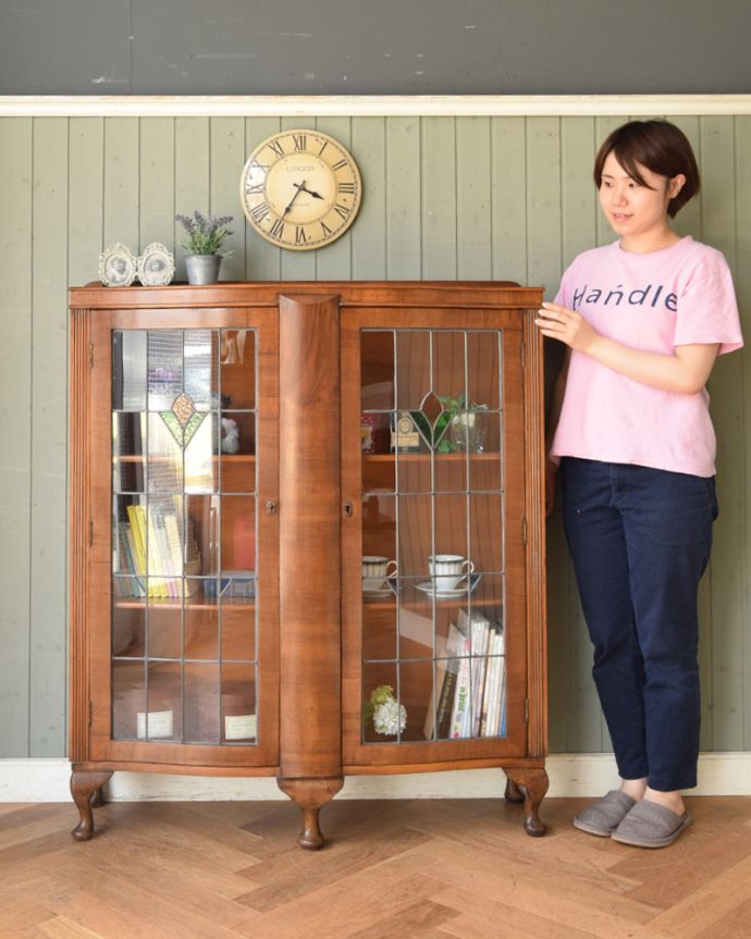 アンティークのキャビネット　アンティーク家具　ウォルナット材の英国家具、ステンドグラス入りアンティークガラスキャビネット（本棚）。本棚としてはもちろん、グラスや食器を並べて飾り棚としても素敵ですよ。(k-1450-f)