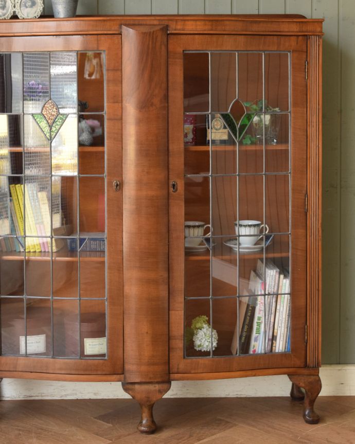アンティークのキャビネット　アンティーク家具　ウォルナット材の英国家具、ステンドグラス入りアンティークガラスキャビネット（本棚）。アンティークのガラスがキレイにはめ込んであります。(k-1450-f)