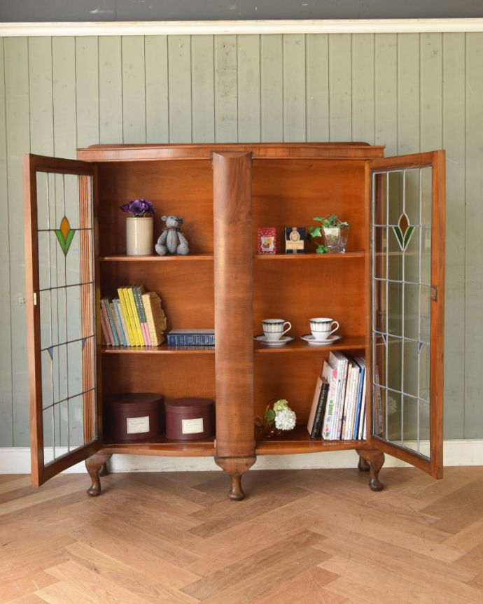 アンティークのキャビネット　アンティーク家具　ウォルナット材の英国家具、ステンドグラス入りアンティークガラスキャビネット（本棚）。ショーケースのように、お気に入りの雑貨や食器を並べてみましょう。(k-1450-f)