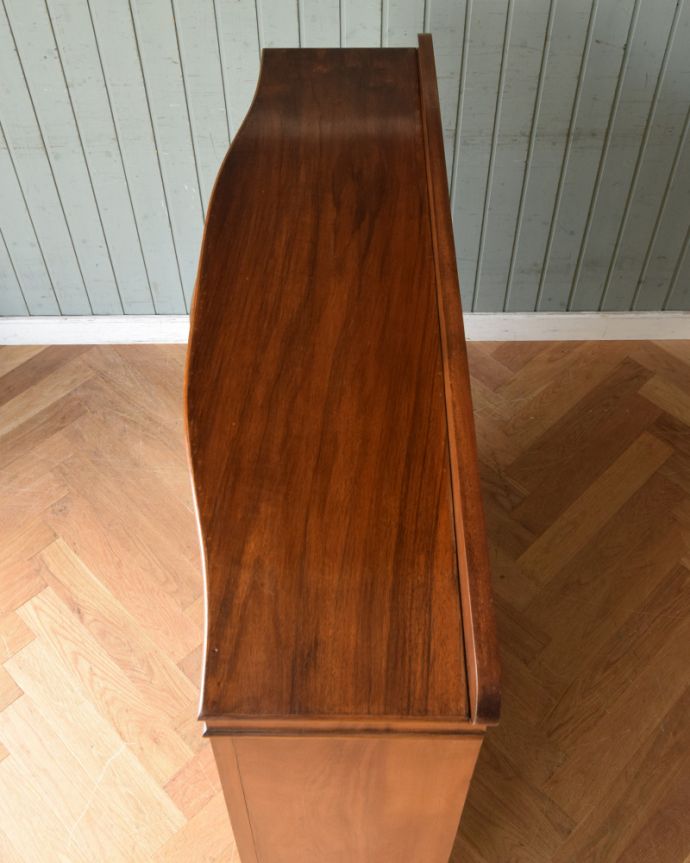 アンティークのキャビネット　アンティーク家具　ウォルナット材の英国家具、ステンドグラス入りアンティークガラスキャビネット（本棚）。天板もキレイにお直ししました。(k-1450-f)