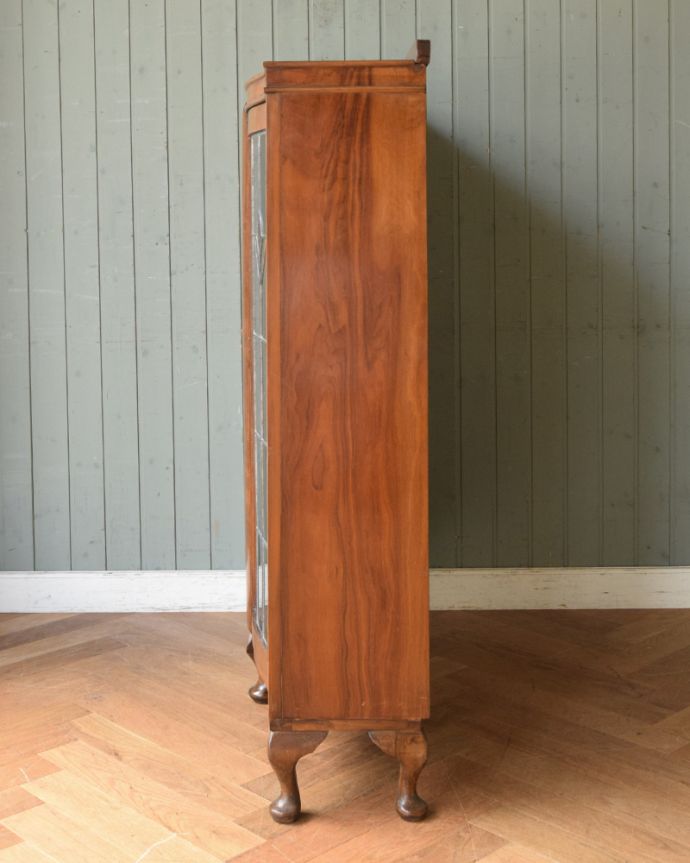 アンティークのキャビネット　アンティーク家具　ウォルナット材の英国家具、ステンドグラス入りアンティークガラスキャビネット（本棚）。横から見てもピカピカです。(k-1450-f)