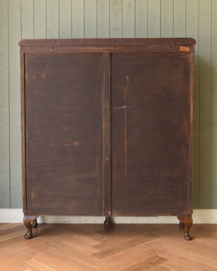 アンティークのキャビネット　アンティーク家具　ウォルナット材の英国家具、ステンドグラス入りアンティークガラスキャビネット（本棚）。キチンとメンテナンスしてあるので、裏側もキレイです。(k-1450-f)