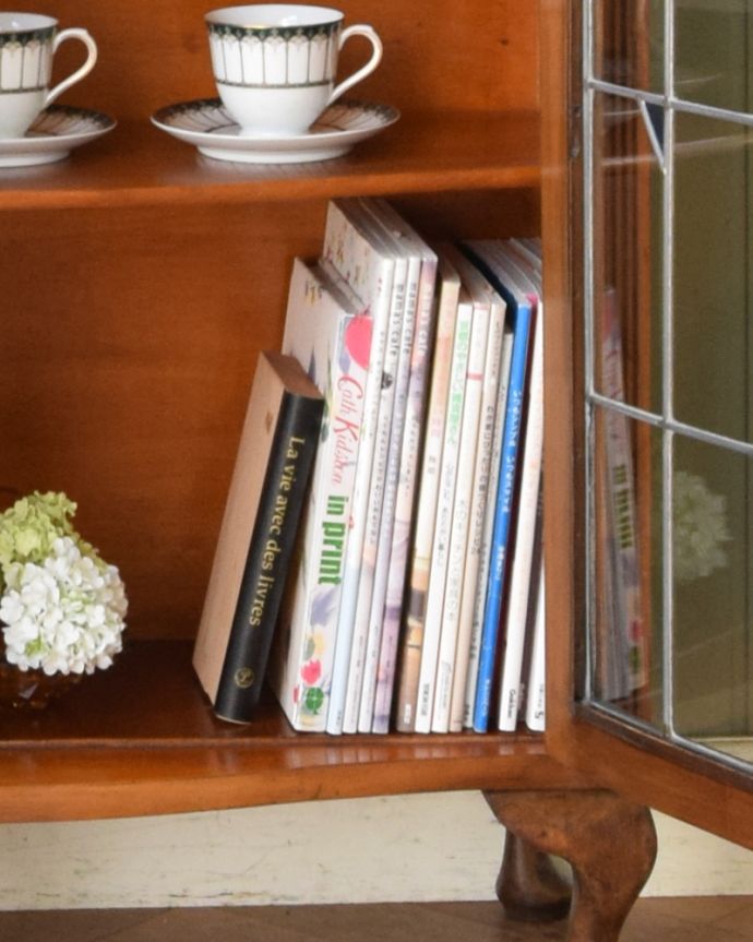 アンティークのキャビネット　アンティーク家具　ウォルナット材の英国家具、ステンドグラス入りアンティークガラスキャビネット（本棚）。雑誌やファイルも型崩れすることなく、立ててキレイに収納できます。(k-1450-f)