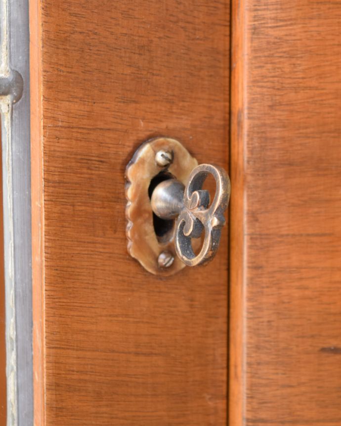 アンティークのキャビネット　アンティーク家具　ウォルナット材の英国家具、ステンドグラス入りアンティークガラスキャビネット（本棚）。鍵を引っ掛けて取っ手のようにして開閉してください。(k-1450-f)