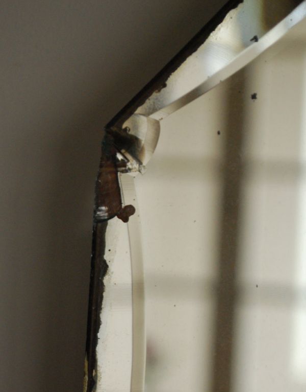 アンティーク雑貨　英国アンティーク雑貨、きらきら輝くカッティングミラー。アンティークは新品ではないので、経年変化によるキズはありますが、専門の職人によって目立たないようにキレイにお直しをしています。(k-1450-z)