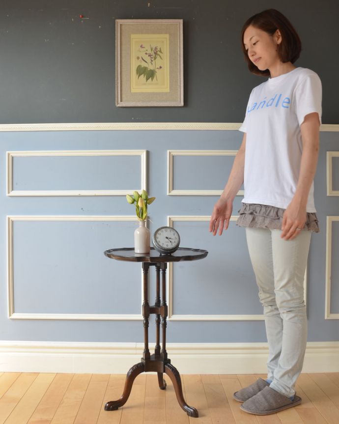 k-1451-f　アンティークオケージョナルテーブルのモデル入り