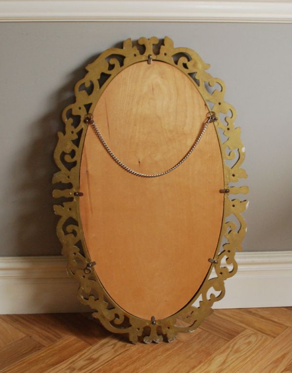 アンティーク雑貨 イギリスから到着したアンティークモールディングミラー、オーバルデザイン。壁に取り付けられるように金具が付いています。(k-1452-z)