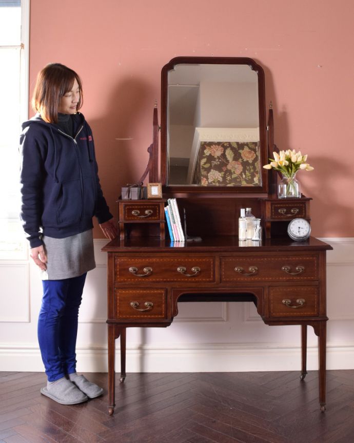 アンティークのドレッサー アンティーク家具 大きなミラーのドレッサー、象嵌入りのアンティーク英国家具。落ち着きと品のあるデザイン。(k-1453-f)