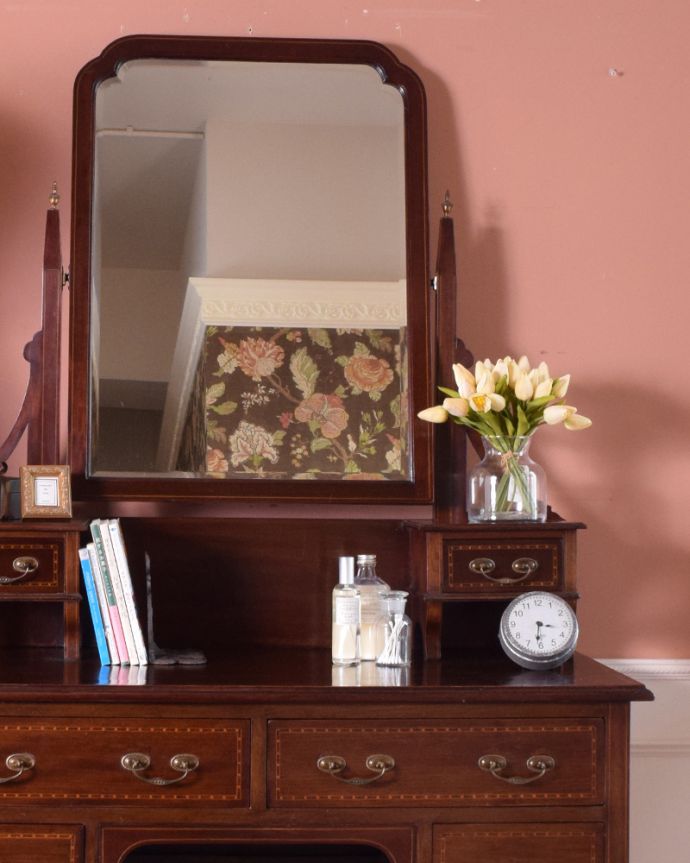 アンティークのドレッサー アンティーク家具 大きなミラーのドレッサー、象嵌入りのアンティーク英国家具。大きな引き出しがあるので、しっかり収納!日用品をしまっても、外見が素敵なので絵になるから嬉しい。(k-1453-f)