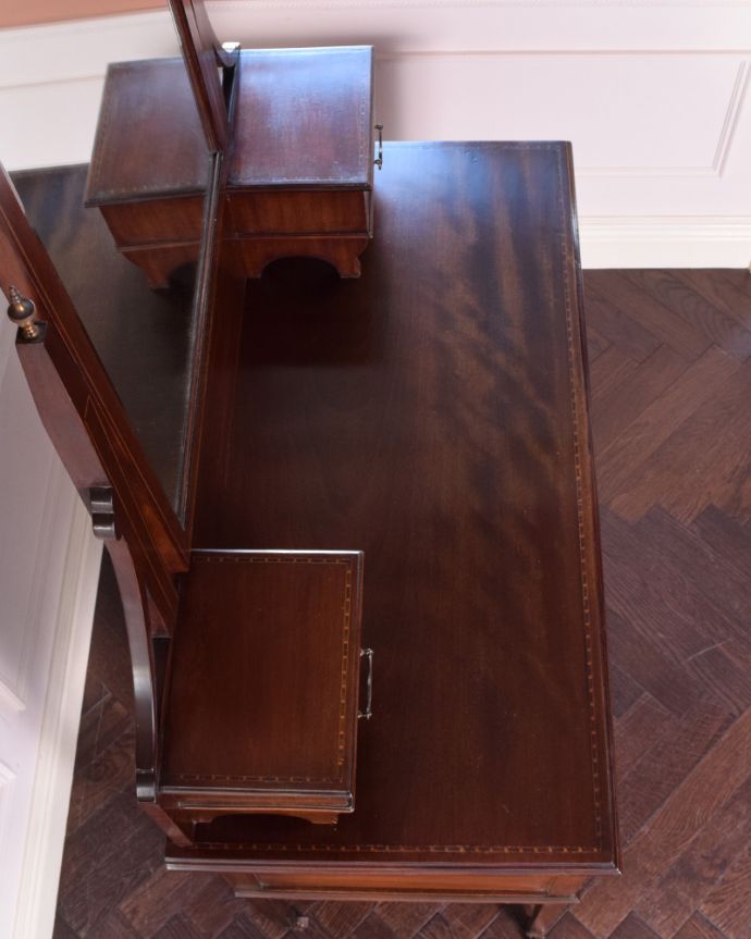 アンティークのドレッサー アンティーク家具 大きなミラーのドレッサー、象嵌入りのアンティーク英国家具。天板も木目がとってもキレイです。(k-1453-f)