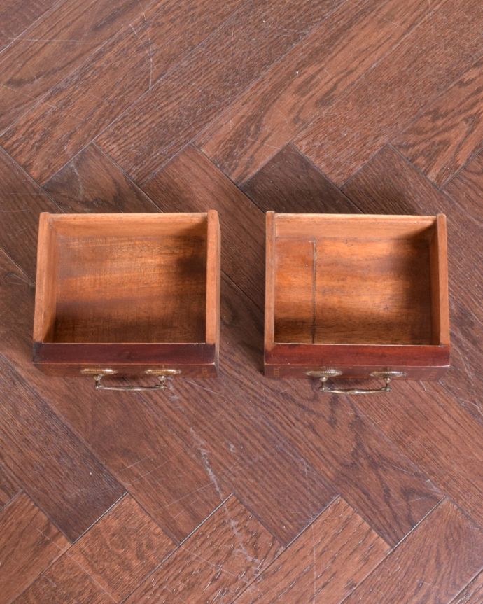 アンティークのドレッサー アンティーク家具 大きなミラーのドレッサー、象嵌入りのアンティーク英国家具。天板の上に、小さい引き出しが2杯あります。(k-1453-f)