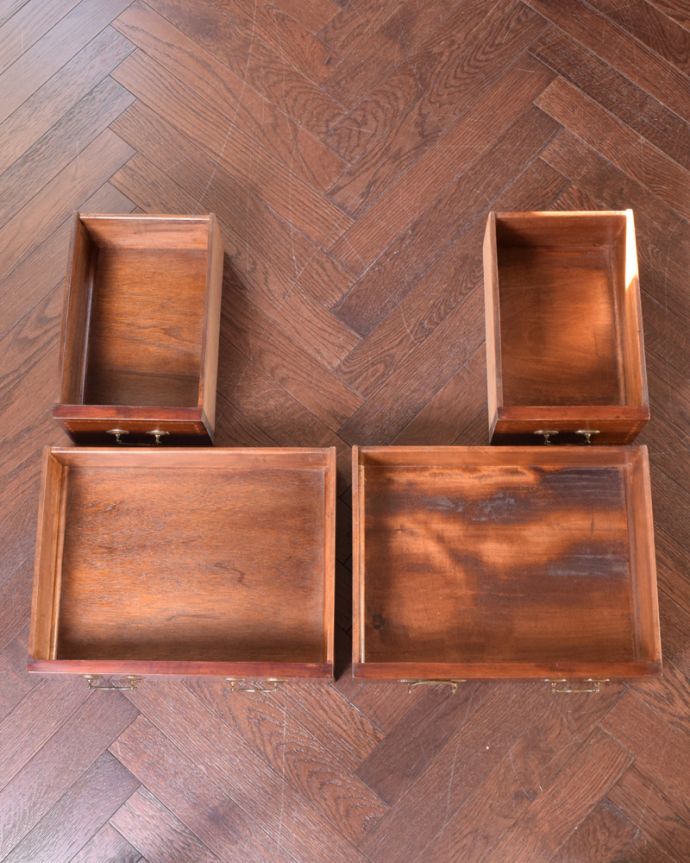 アンティークのドレッサー アンティーク家具 大きなミラーのドレッサー、象嵌入りのアンティーク英国家具。さらに、引き出しは4杯あります!化粧道具を入れたり、書斎で使うツールを整理してもいいですね。(k-1453-f)