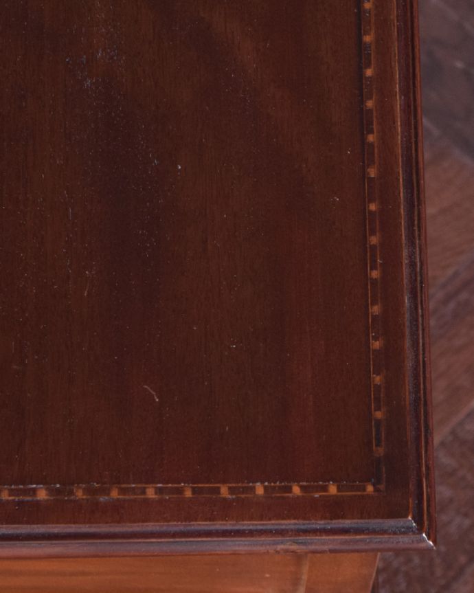 アンティークのドレッサー アンティーク家具 大きなミラーのドレッサー、象嵌入りのアンティーク英国家具。繊細なデザインが施されています。(k-1453-f)