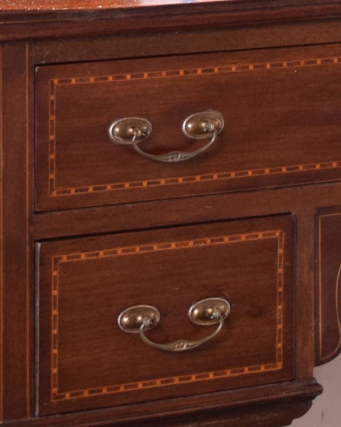 アンティークのドレッサー アンティーク家具 大きなミラーのドレッサー、象嵌入りのアンティーク英国家具。取っ手が素敵!アンティークならではの重厚感が出ています。(k-1453-f)