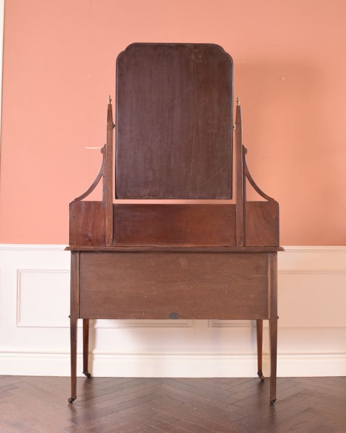 アンティークのドレッサー アンティーク家具 大きなミラーのドレッサー、象嵌入りのアンティーク英国家具。アンティークは新品ではないので、もちろん経年変化によるキズはありますが、専門の職人が目立たないようキレイにお直しをしているので、後姿までキレイです。(k-1453-f)