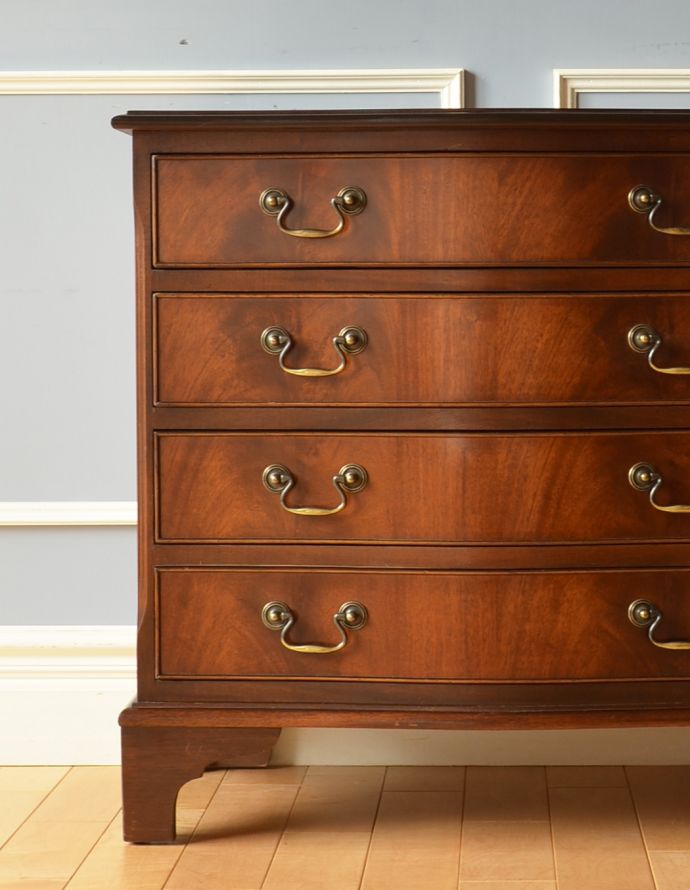 アンティークのチェスト　アンティーク家具　クラシックなアンティーク英国家具、マホガニー材の木目が美しい４段チェスト。品のある色合いと木目です。(k-1455-f)