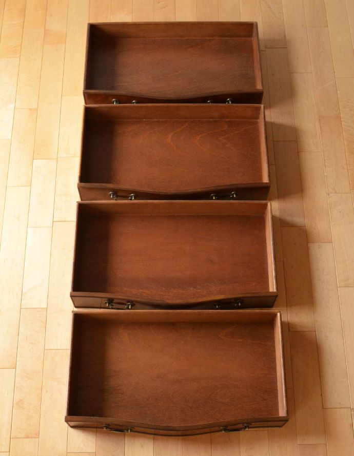 アンティークのチェスト　アンティーク家具　クラシックなアンティーク英国家具、マホガニー材の木目が美しい４段チェスト。引き出しは４杯。(k-1455-f)